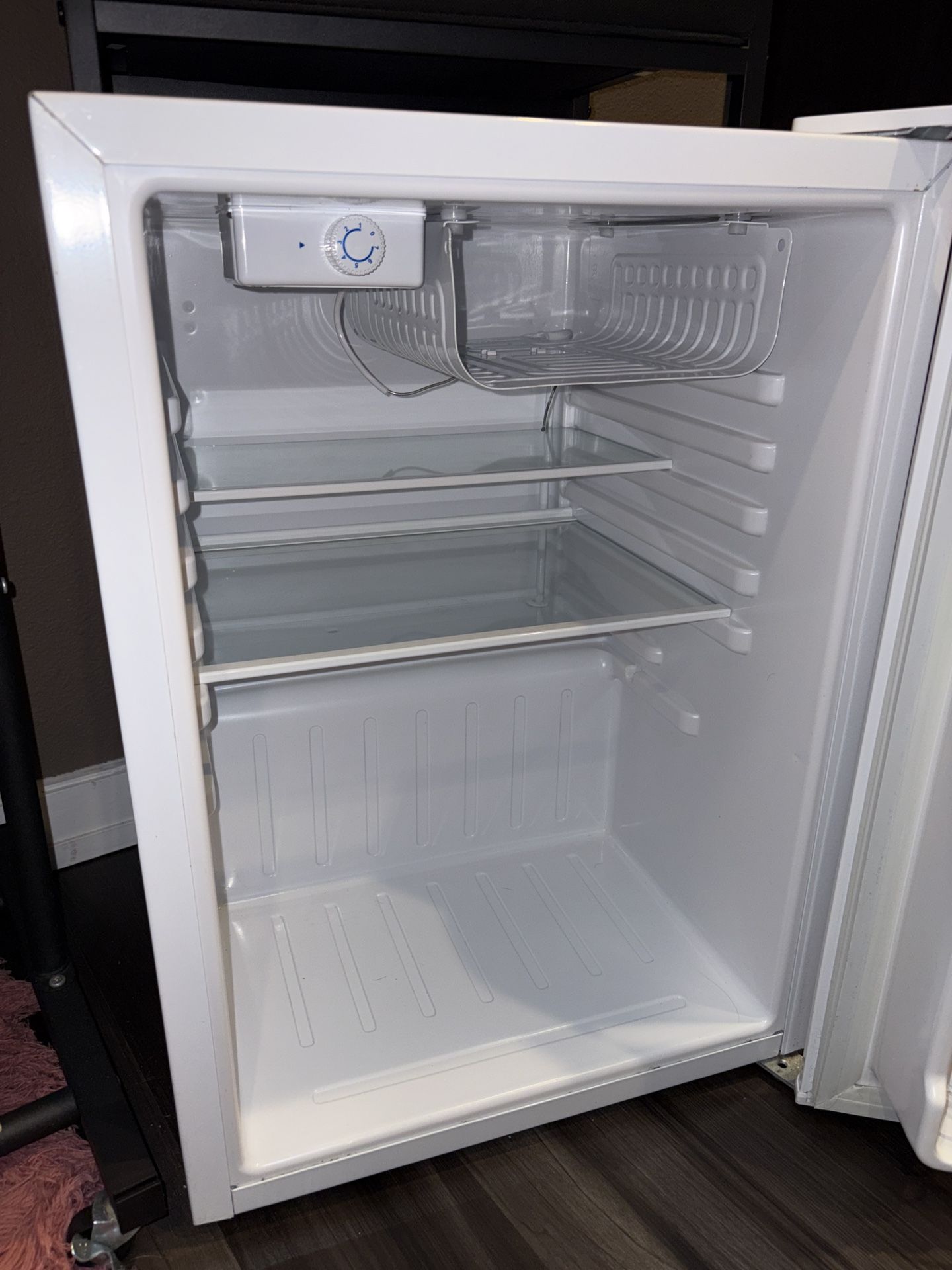 Magic Chef Mini Fridge (2.6 cu ft) — Clean & Works Perfectly!