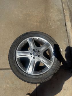 Mercedes-Benz 5-Spoke Alloy Wheel with Hankook Tire