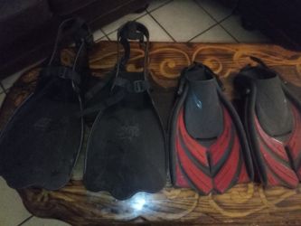 2 Pairs Of Scuba Fins
