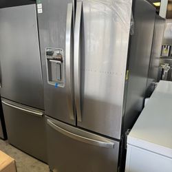 30” - Whirlpool French Door Refrigerator / Water & Ice 