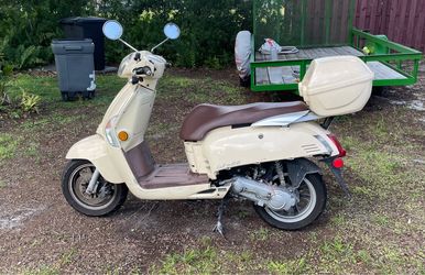 Kymco Like50 moped scooter Vespa