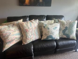 Bundle of Throw Pillows (8)