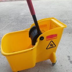 Rubbermaid Commercial Tandem 31-Quart Mop Bucket and Wringer Combo