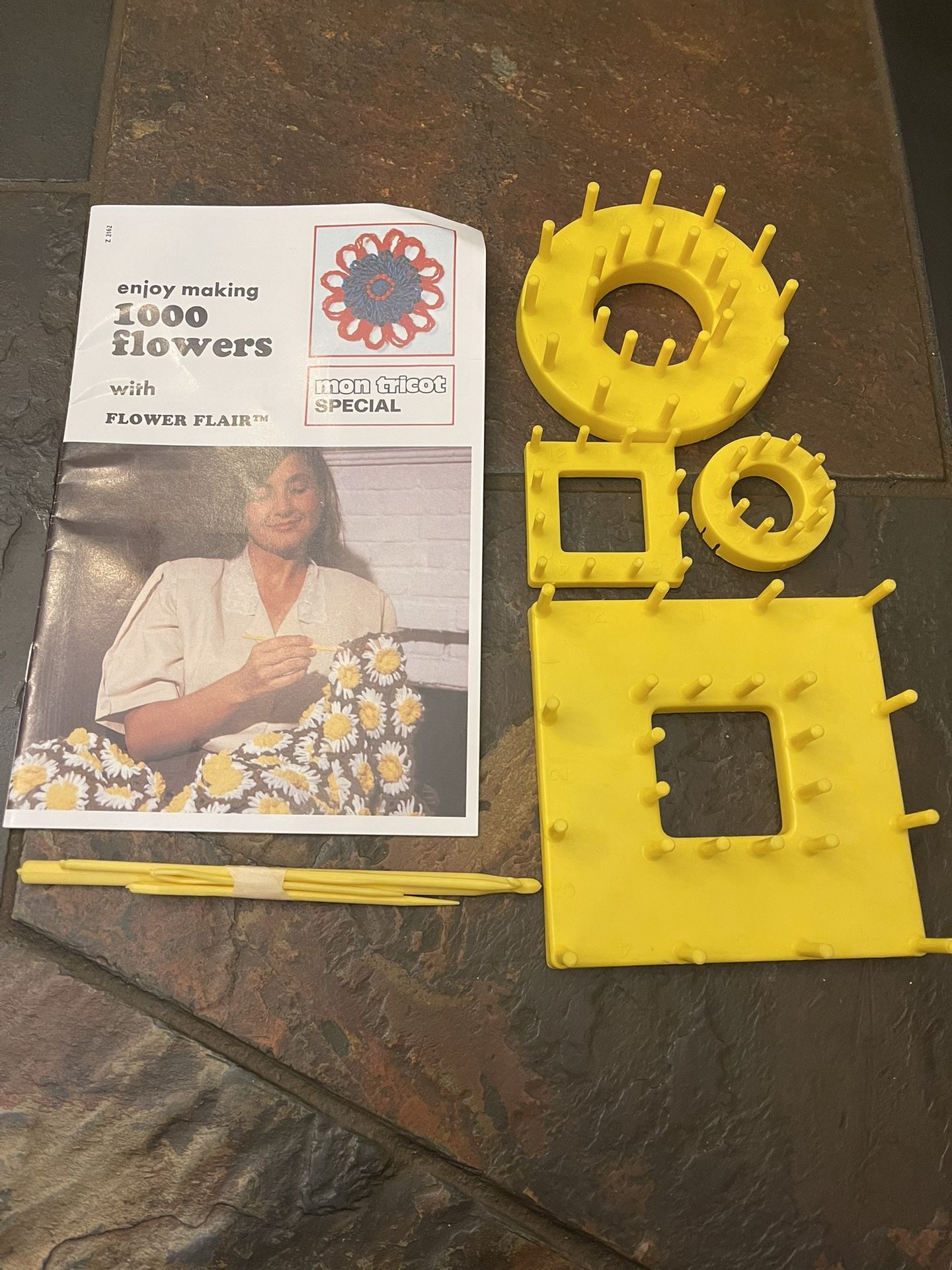 4 Piece Loom With Crochet Hook, Needle and Instructions