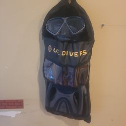 Divers Fins, Snorkel, And Mask Set