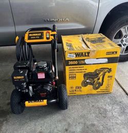 DEWALT 3600 PSI 2.5 GPM Gas Cold Water Professional Pressure Washer with HONDA GX200 Engine