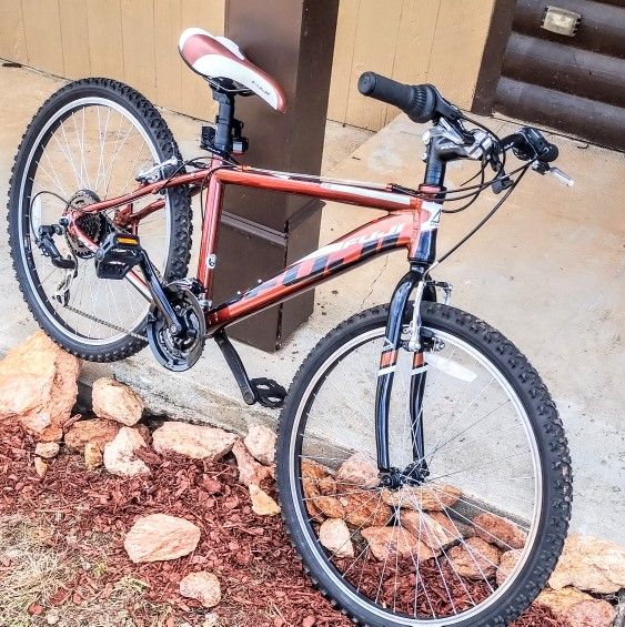 2012 Fuji Nevada 5.0 Titanium 21spd MTB. XS-15" Frame. Brown $ White