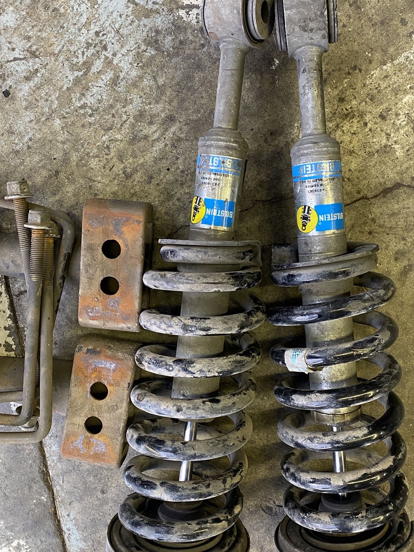 04-08 Ford F-150 Quicklift Struts 2.5” Lift Front Shocks And 2.5” Rear Lift