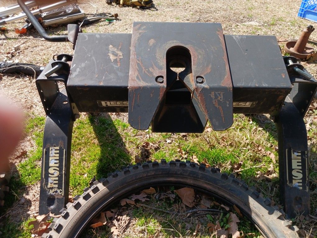 30   Feet      Fifth Wheel Hitch 175.00$