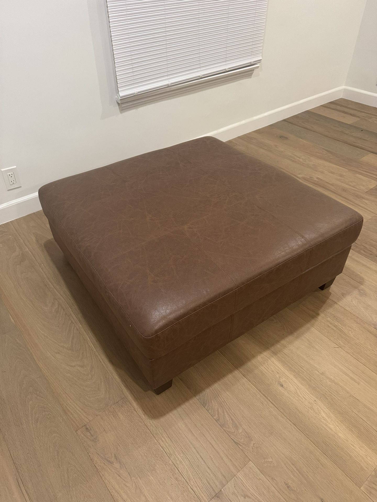 Ottoman In Excellent Like New Condition