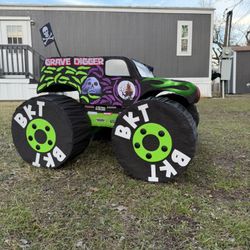 Grave Digger Monster Jam Piñata 