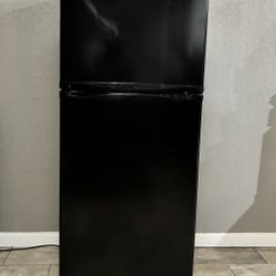 Danby Apartment Refrigerator – 10 cu ft – 24” Wide – Works Great – Clean – $250