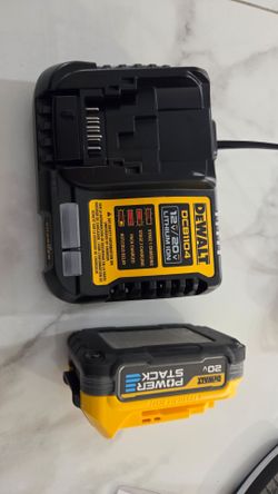 DEWALT  4amp DCB1104 Charger and 20V PowerStack Battery