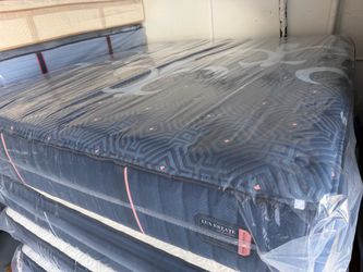 KING SIZE STEARNS & FOSTER LUX ESTATE MATTRESS & BOX SPRINGS BED SET