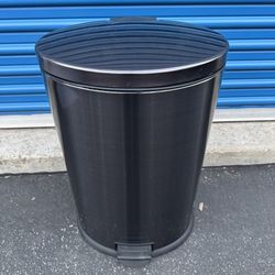 40L Step Trash Can – Modern Black Stainless Look – Excellent Condition