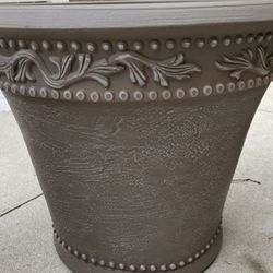 Very beautiful 4 Pots  Plastic 18 inch Tall For  All