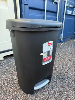 Rubbermaid, Step on Wastebasket, 13 gal, Plastic, Black