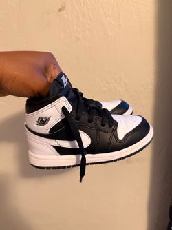 Air Jordan 1 Retro High Black White Sneakers