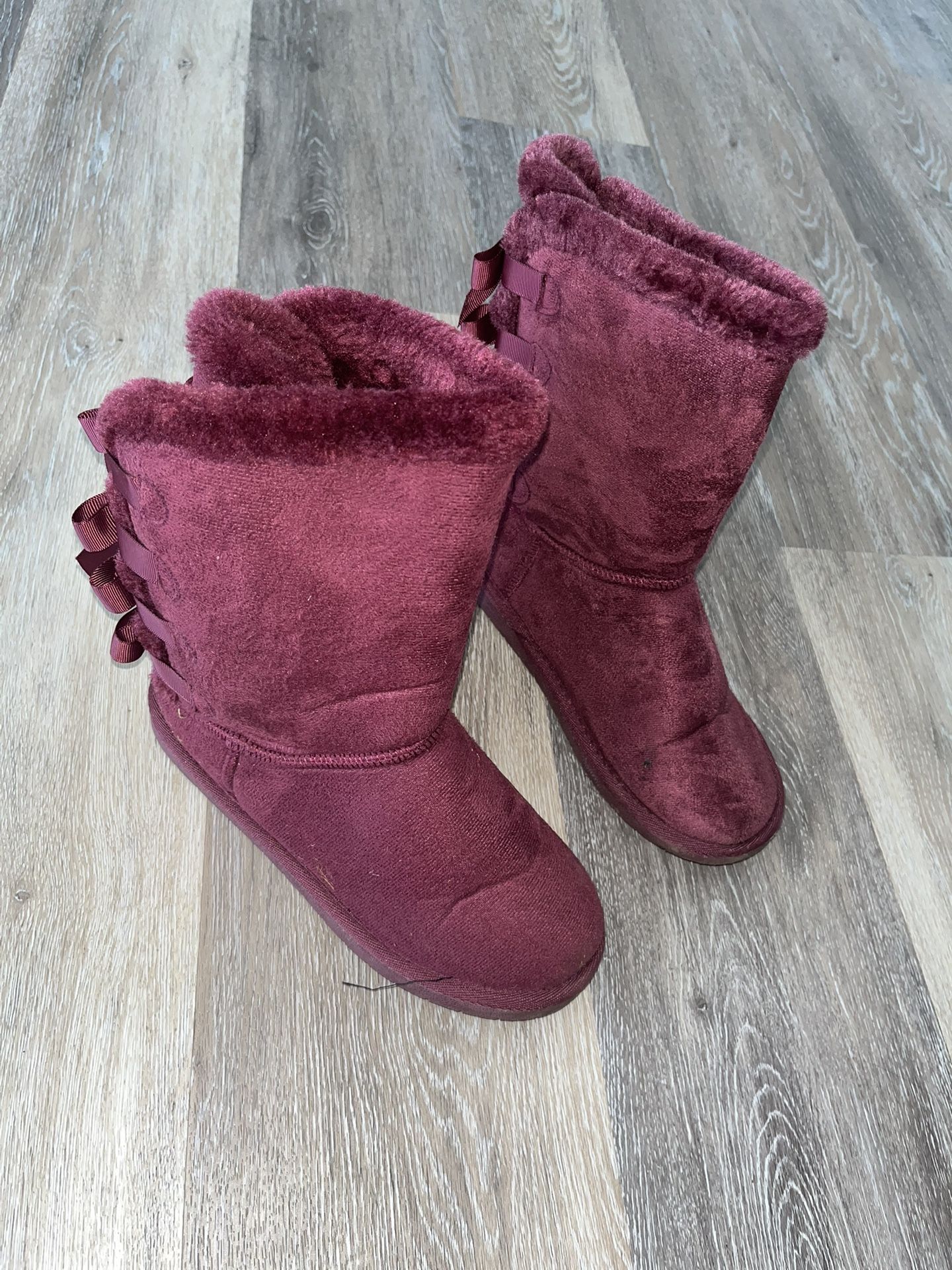 Free Size 6 Girls Burgundy Boots And Converse