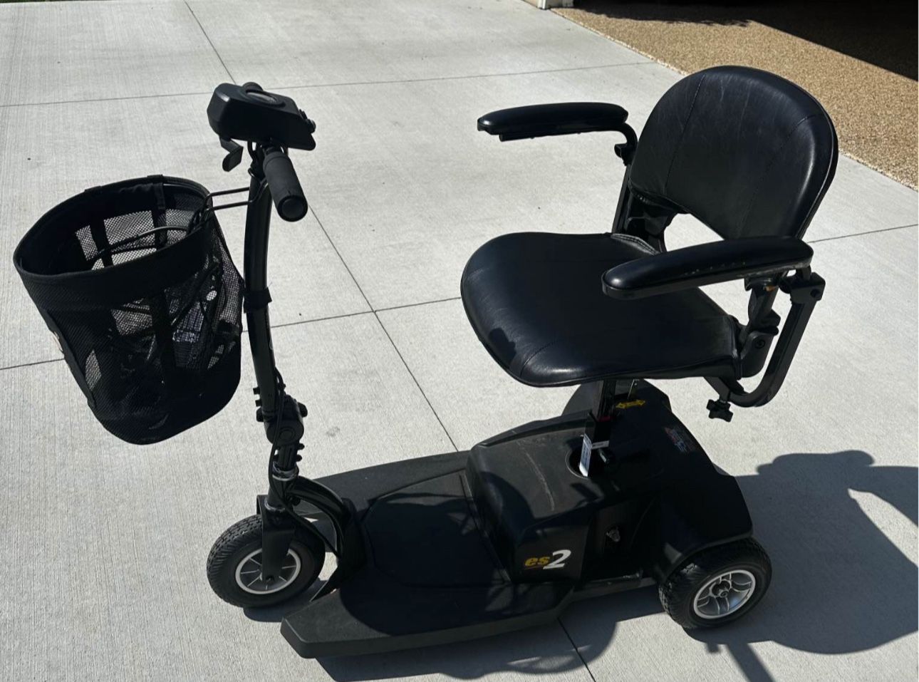 Seated electric scooter 