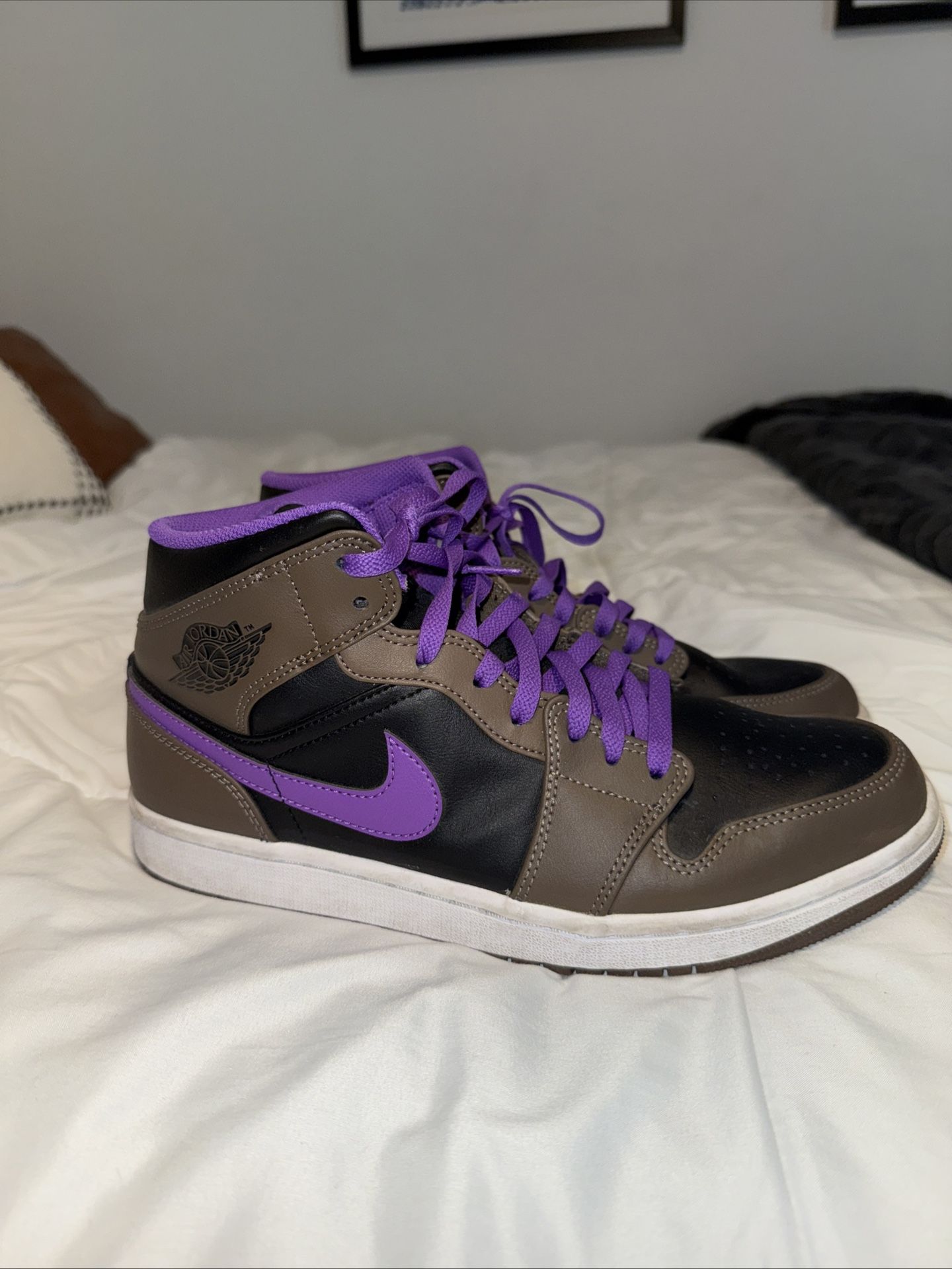 Nike Air Jordan 1 Mid Shoes Palomino White Wild Berry DQ8426-215 Men's 9.5.. preowned in good condition
