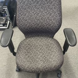 Rolling Cushioned Office Chair 