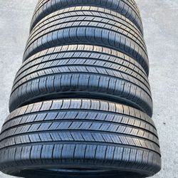 225/60R17 Marca Michelin Defender Usadas En Muy Buenas Condiciónes De Vida