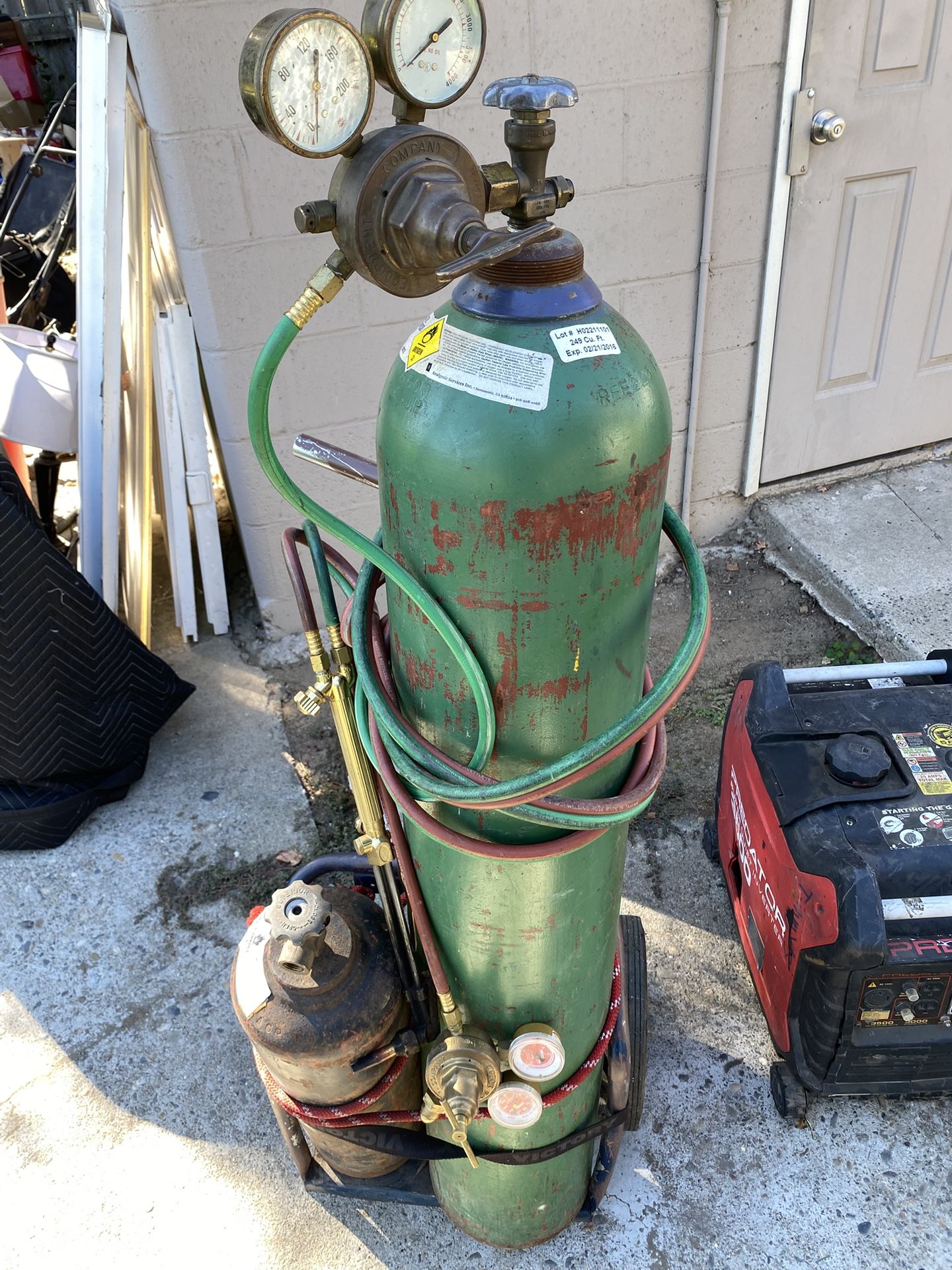 un equipo de soldadura de oxicorte (oxiacetileno). Dos Tanques