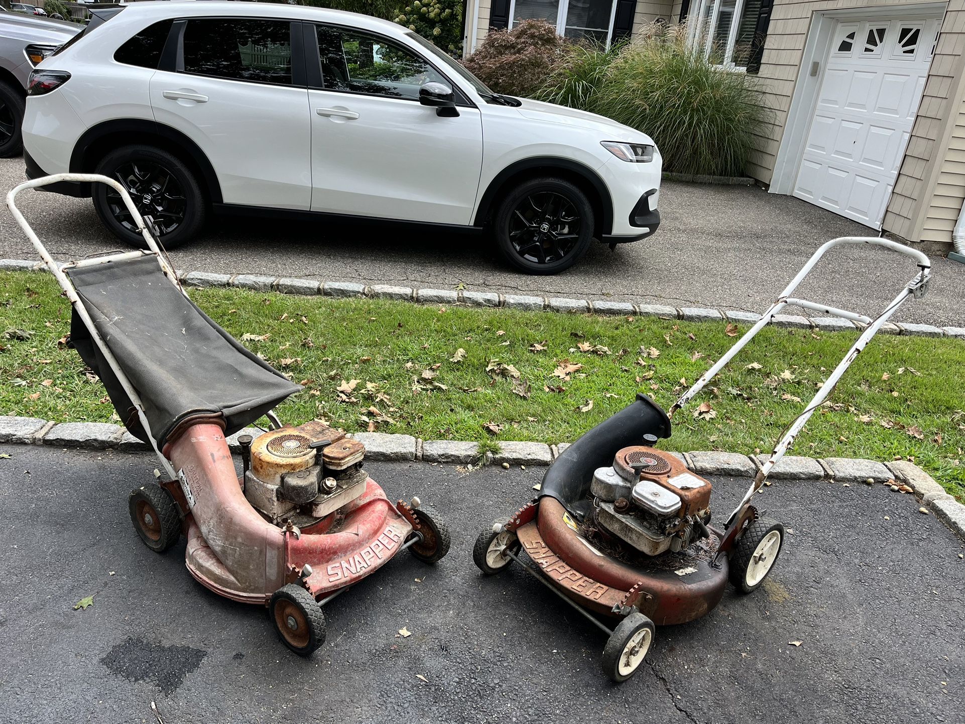 2 Snapper Classic Hi-Vac Lawnmowers 1 RUNS OTHER PARTS OR REPAIR
