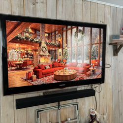 Complete Living Room Den Set, TV, Sound system, Table, Tv console