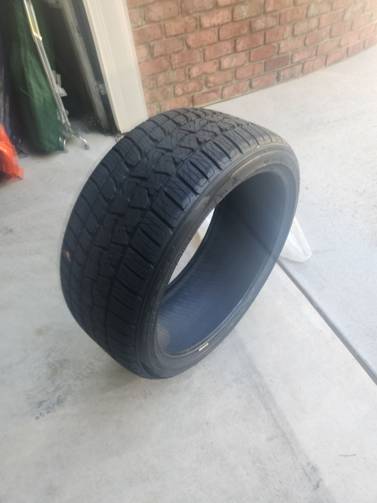 One used Motivo 365 255/35R20 97W less than 200 miles