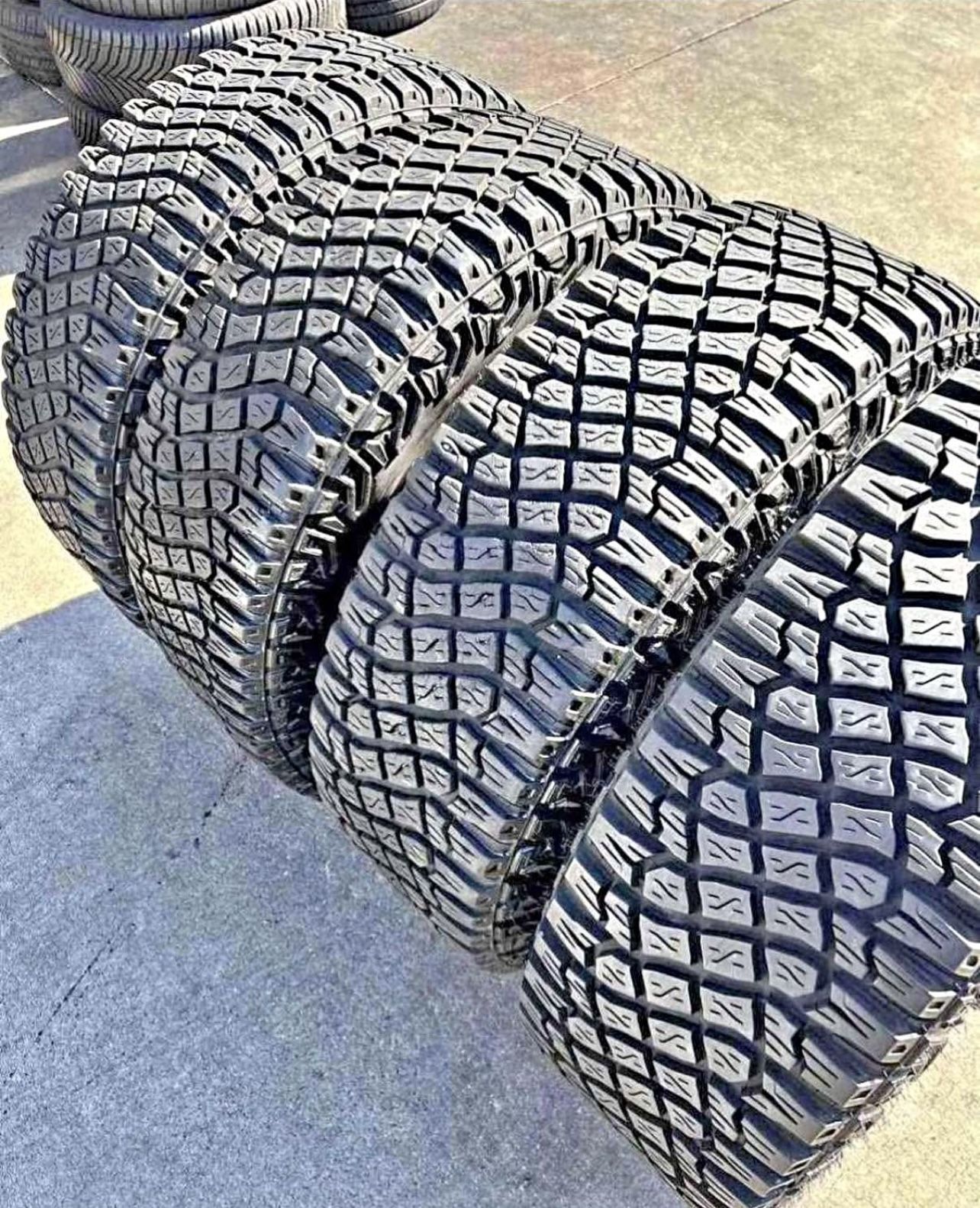 315/70/17 vendo un set de llantas usadas excelente condiciones de vida las 4 ✅🤩I am selling a set of used tires, all 4 in excellent living conditions