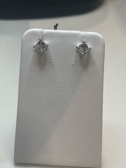 Princess cut diamond Stud earrings 10k