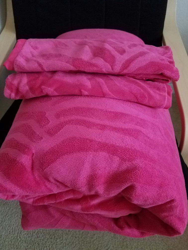 Pink comforter with 2 pillow case