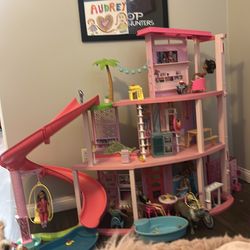 Barbie house, 8 Barbies, camper