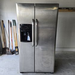 Frigidaire 26cu Refrigerator 