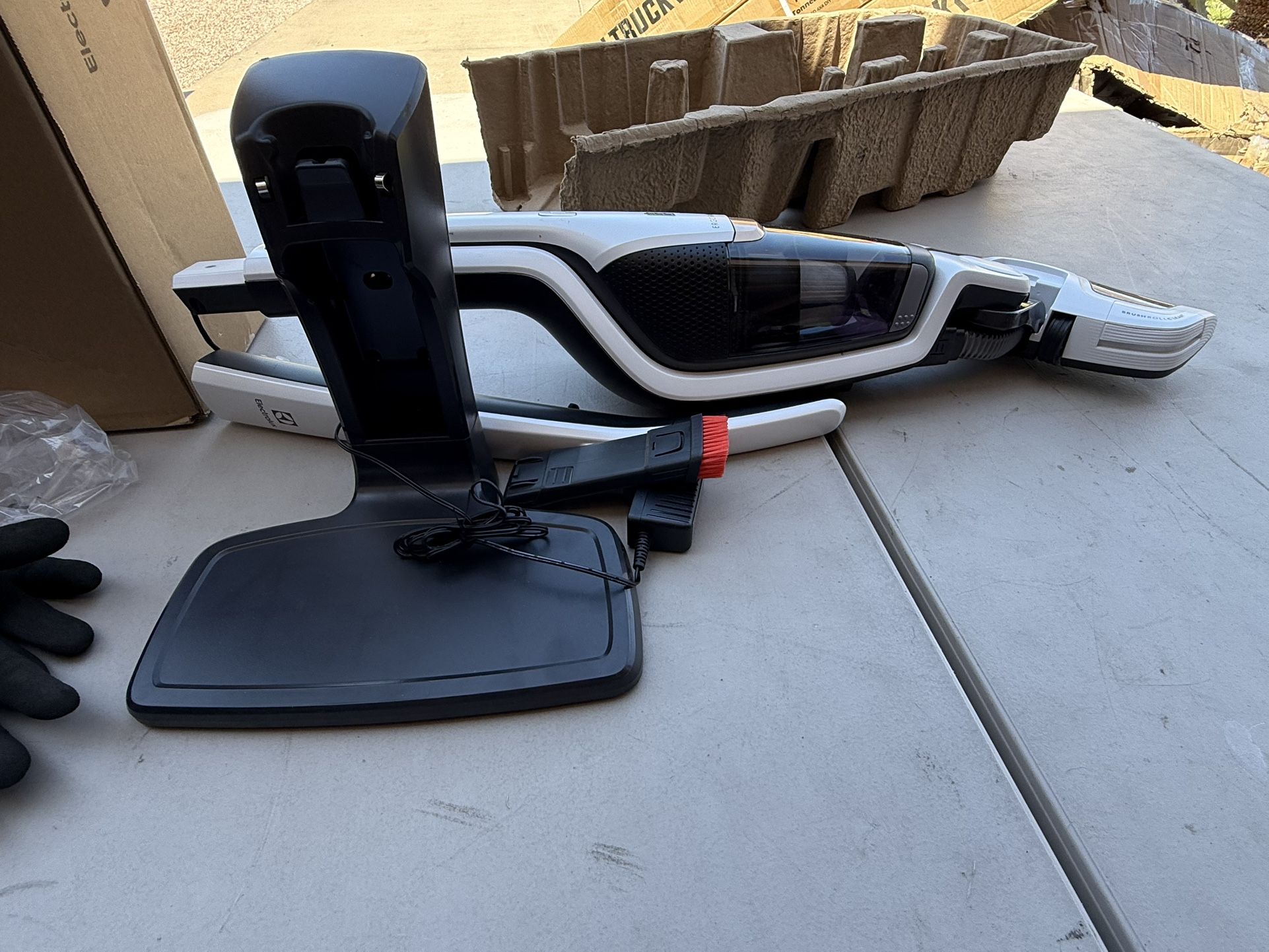 Electrolux Ergorapido Cordless 2-in-1 Vacuum Cleaner with High Suction Power and 180-Degree EasySteer Mobility, 48-Minute Run Time, 2 Power Modes, Sat