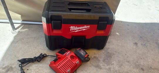 Milwaukee Vaccum 12V