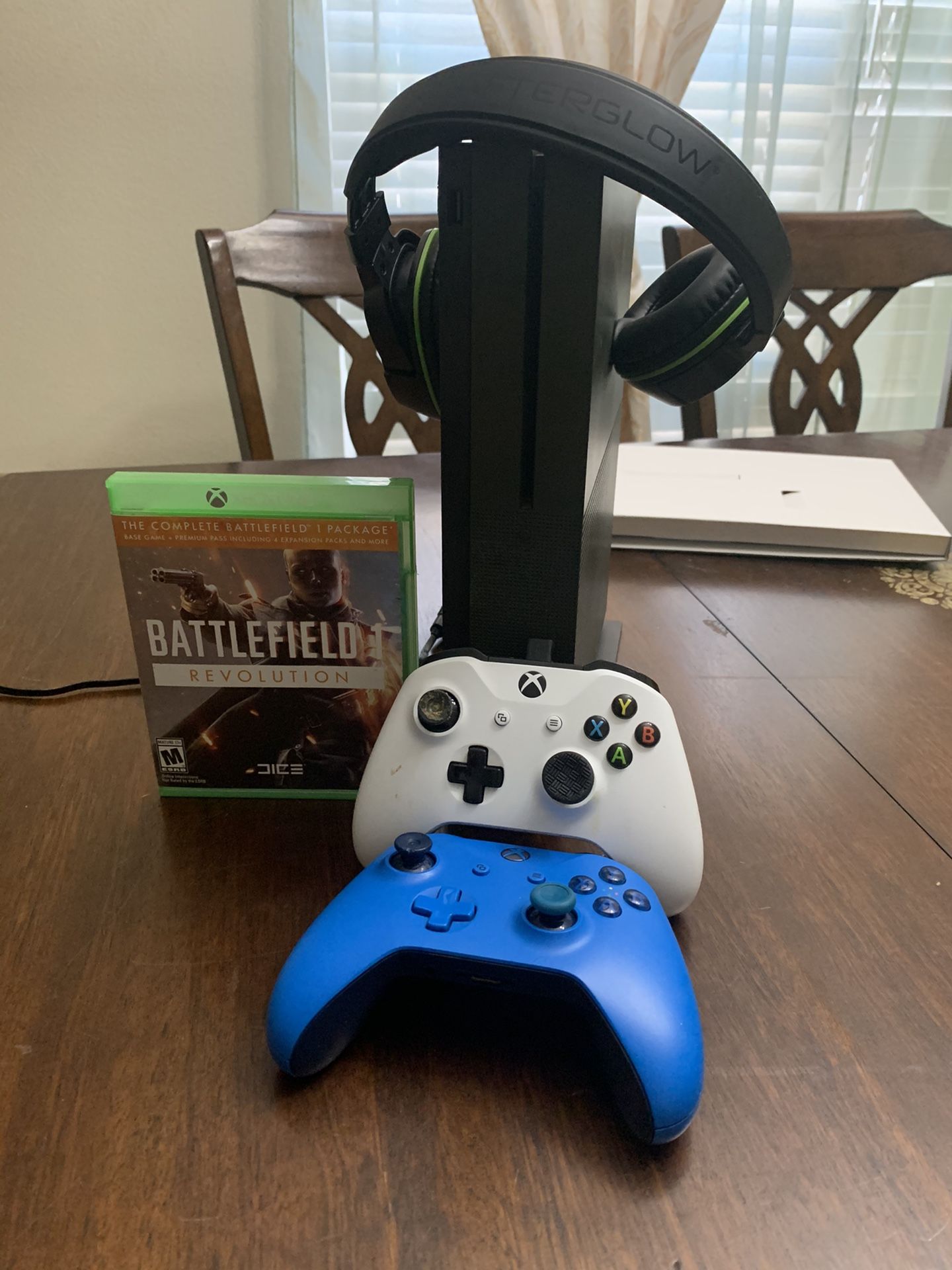 Xbox one S 1tb battlefield one limited edition with 2 controller