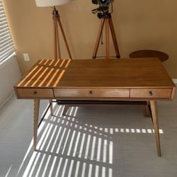 Like New solid wood desk in very good condition