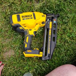 DeWalt Cordless  16 Gauge Finish Nailer XR Cordless Brushless Battery Powered