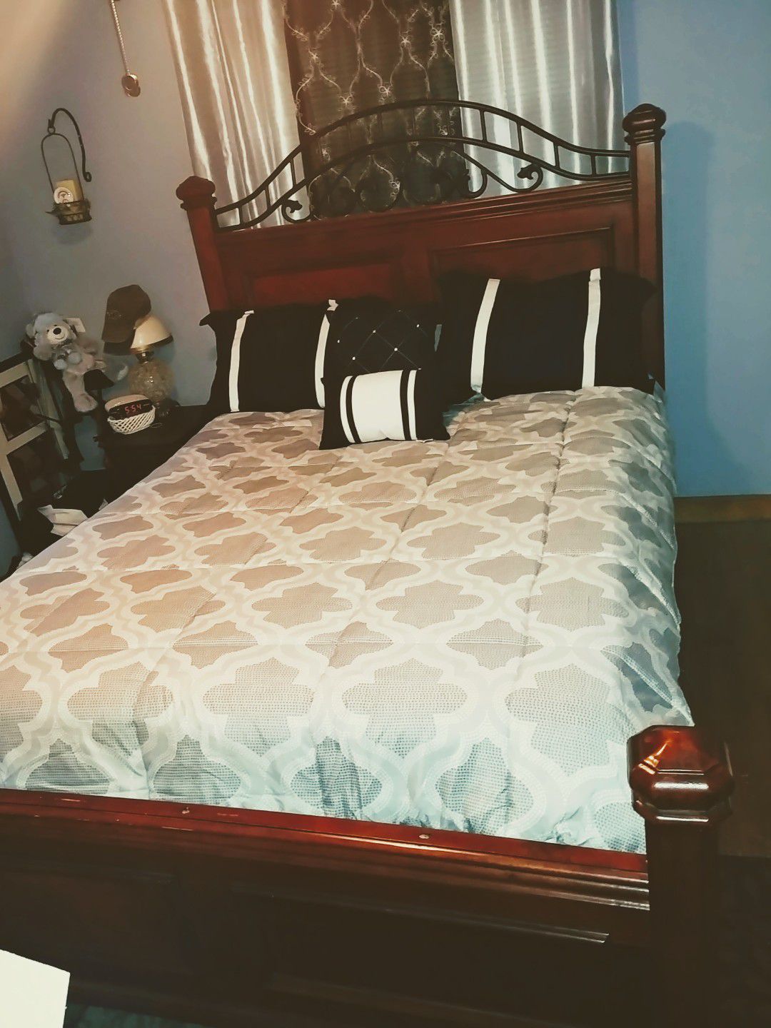 Queen bed and dresser in excellent condition