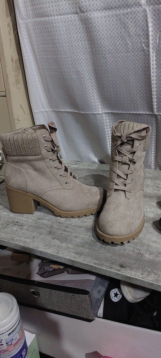 Women's Boots Sizes 8 To 8.5