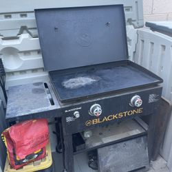 Blackstone 28” 2-Burner Griddle – With Lid & Shelves