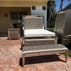 Queen bedroom set Pulaski