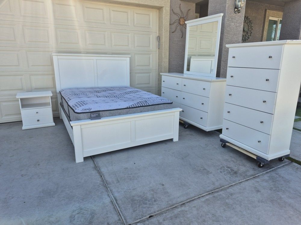 ASHLEY// Queen Size Bedroom Set, Please See All The Pictures For Details// In Good Condition 