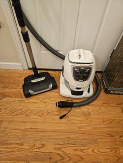 New Cond VIVENSON  VACUUM WITH ATTACHMENT.  AMAZING POWER SUCTION   WORKS EXCELLENT  in the box