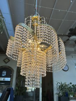 Chandelier, Beautiful Elegant Great Condition