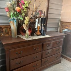 🎁BEAUTIFUL SOLID WOOD  QUEEN SIZE BEDROOM SET:DRESSER ,MIRROR, BED FRAME, NIGHTSTAND 🎁