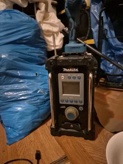 Makita job site radio w/ charger and sml saw